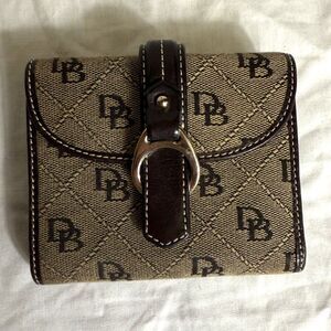 👜Dooney & Bourke Monogram Canvas Wallet-Classic Brown Logo Print w Leather Trim
